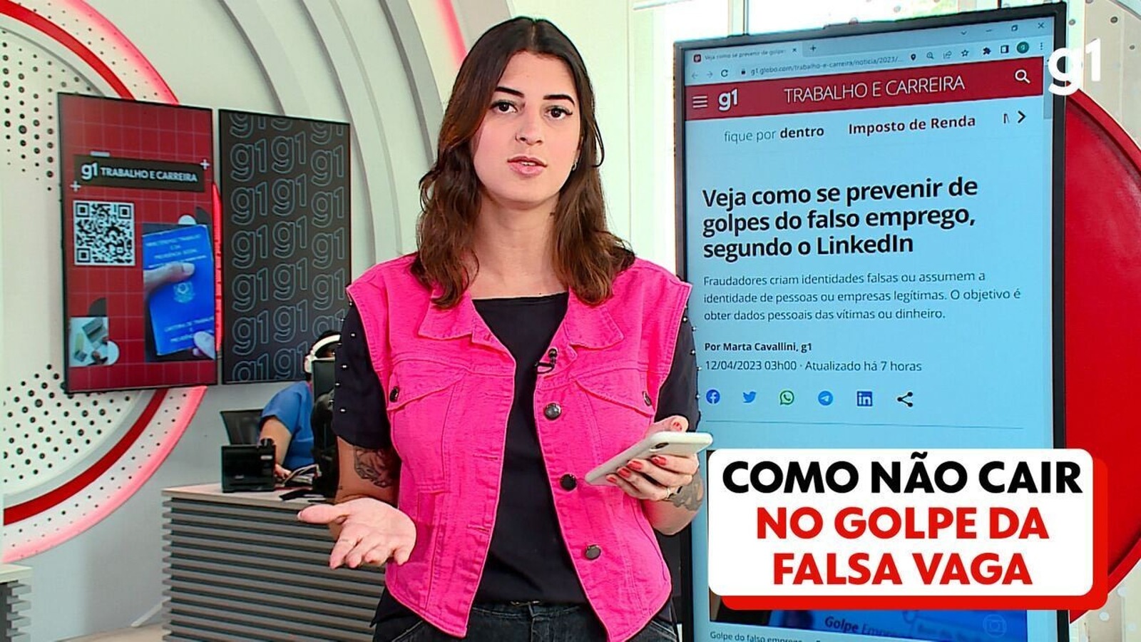 Profissional olhando anúncios de vaga em ambiente de escritório, usado como imagem contextual para falar de mercado opaco