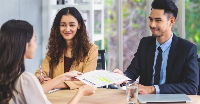 Cenário de entrevista de emprego usado como imagem contextual para discutir a porta de entrada em TI.