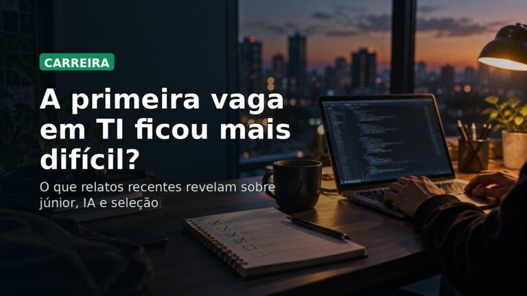 Mesa de trabalho de desenvolvedor com notebook, checklist e luz de fim de tarde para ilustrar a busca pela primeira vaga em TI