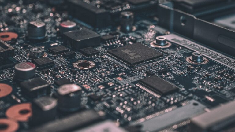 Pessoa trabalhando com hardware e circuitos, imagem contextual para a transição a NOC.