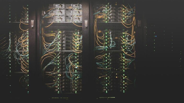 Profissional diante de infraestrutura de rede, imagem contextual para limites de uso de IA no trabalho.